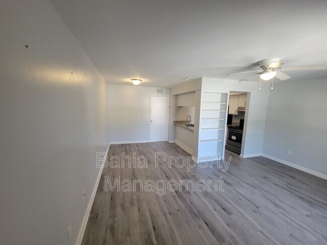 Building Photo - 3804 N Oak Dr