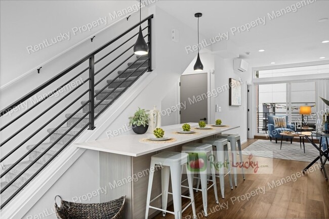 Building Photo - Like-New 2-Bedroom Townhome in Seattle w/R...