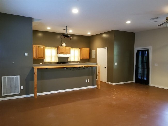 Building Photo - 2039 S Ridge Rd