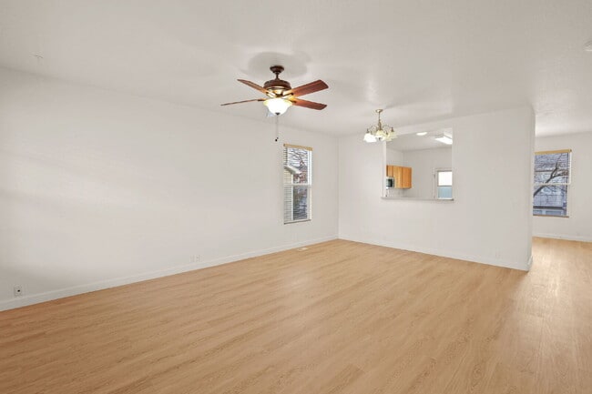 Building Photo - Well maintained pet friendly townhome, close to downtown.