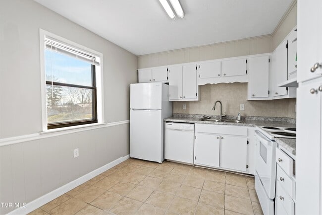 Building Photo - 1001 Kiser Blvd