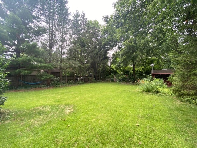 Building Photo - E Parkwood Dr. 105