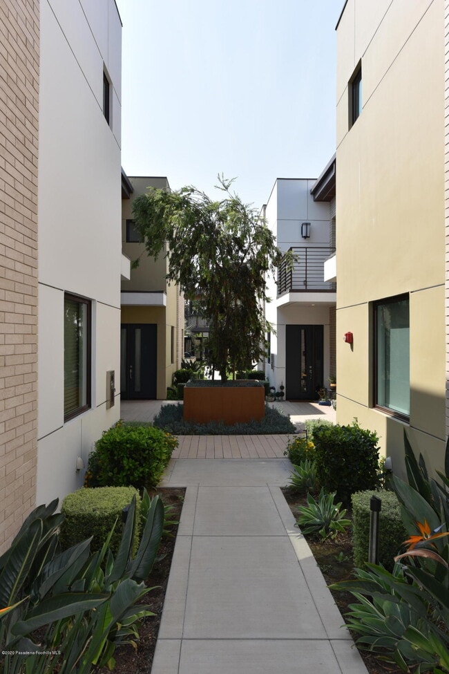 Building Photo - 125 Hurlbut St