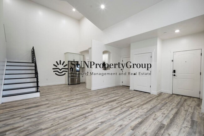 Building Photo - Gorgeous Updated Draper Townhome!
