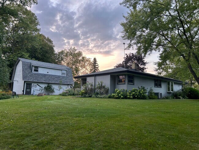 Building Photo - 10341 Flagstone Dr
