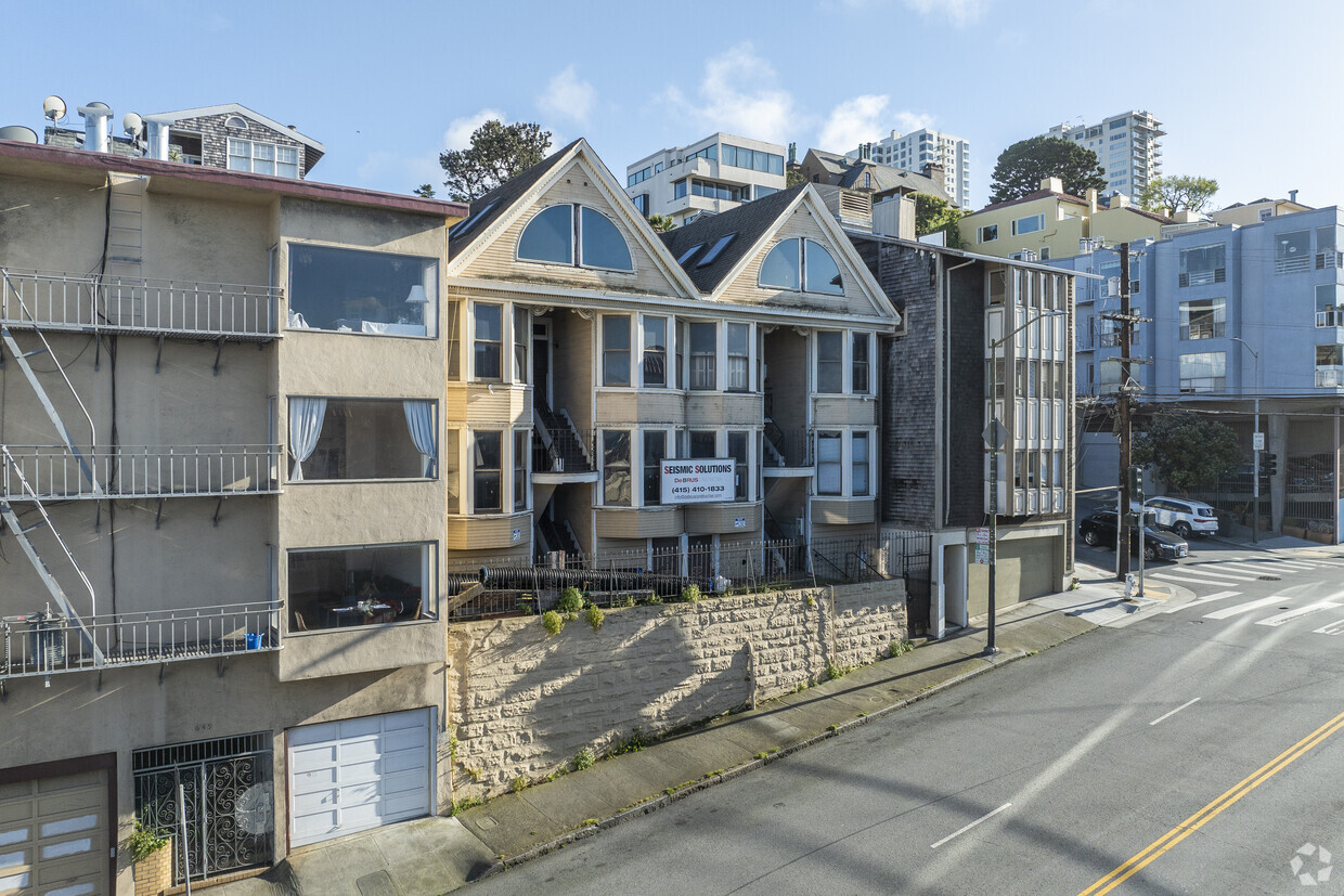 Primaria - 653-667 Bay St