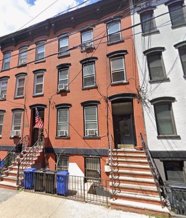 Building Photo - 210 9th St