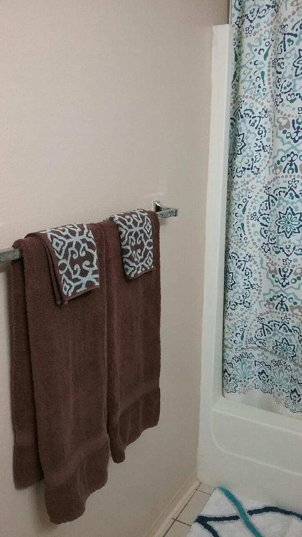 Building Photo - 2 bedroom 1 bathroom fully furnished apart...