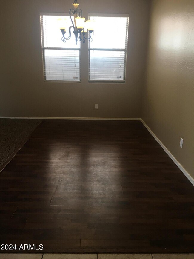 Foto del edificio - 46073 W Belle Ave