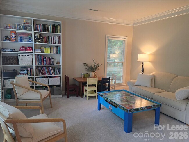 Foto del edificio - 8800 Ferngrove Ct