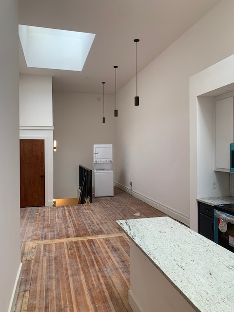 Lavadora/secadora en la unidad (estará en un armario en la planta baja). - 210 E Grace St