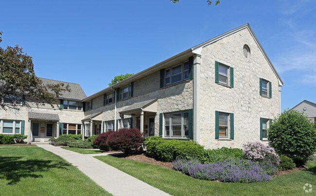 Bay Village Townhomes Whitefish Bay Wi Apartments Com