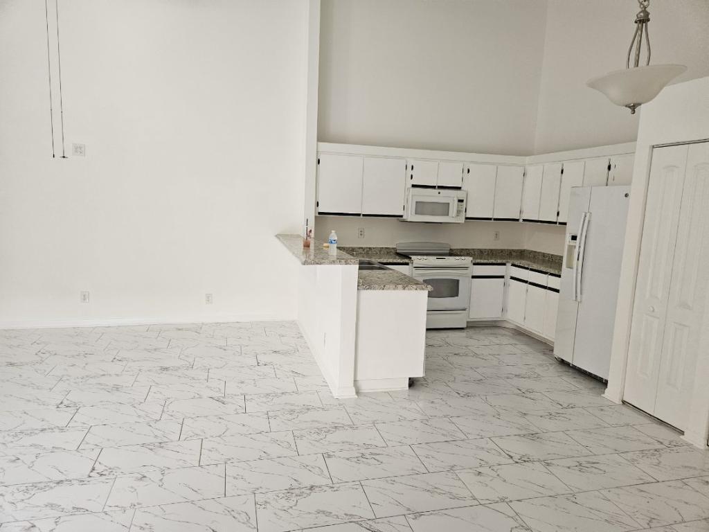 Foto principal - 4387 Woodstock Dr