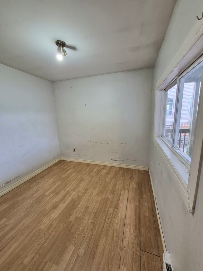 Photo du bâtiment - Bachelor Unit for Rent – Available Immediately