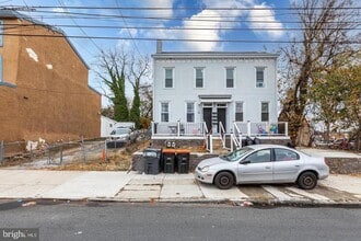 Building Photo - 610 E 9th St