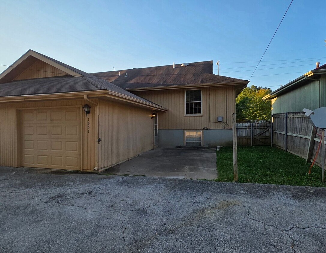 Foto principal - 3 Bedroom 2 Bath with Garage! South by Bat...