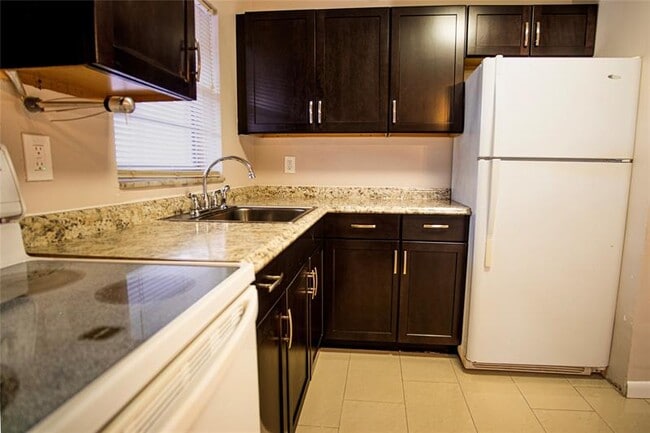 Building Photo - 416 Lakeside Dr