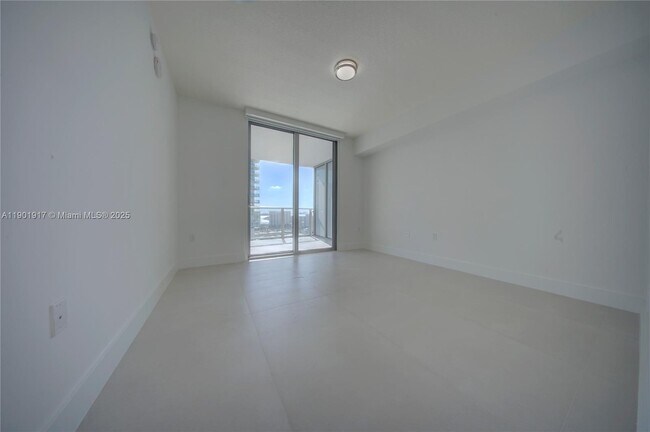 Foto del edificio - 300 Sunny Isles Blvd