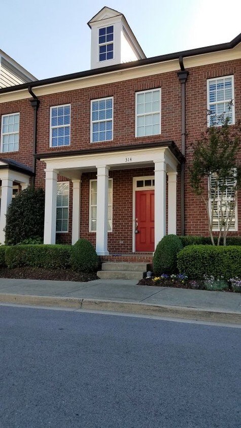 Primary Photo - 314 Byron Way
