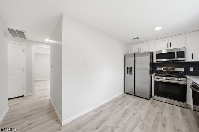 Building Photo - 551 Schuyler Ave