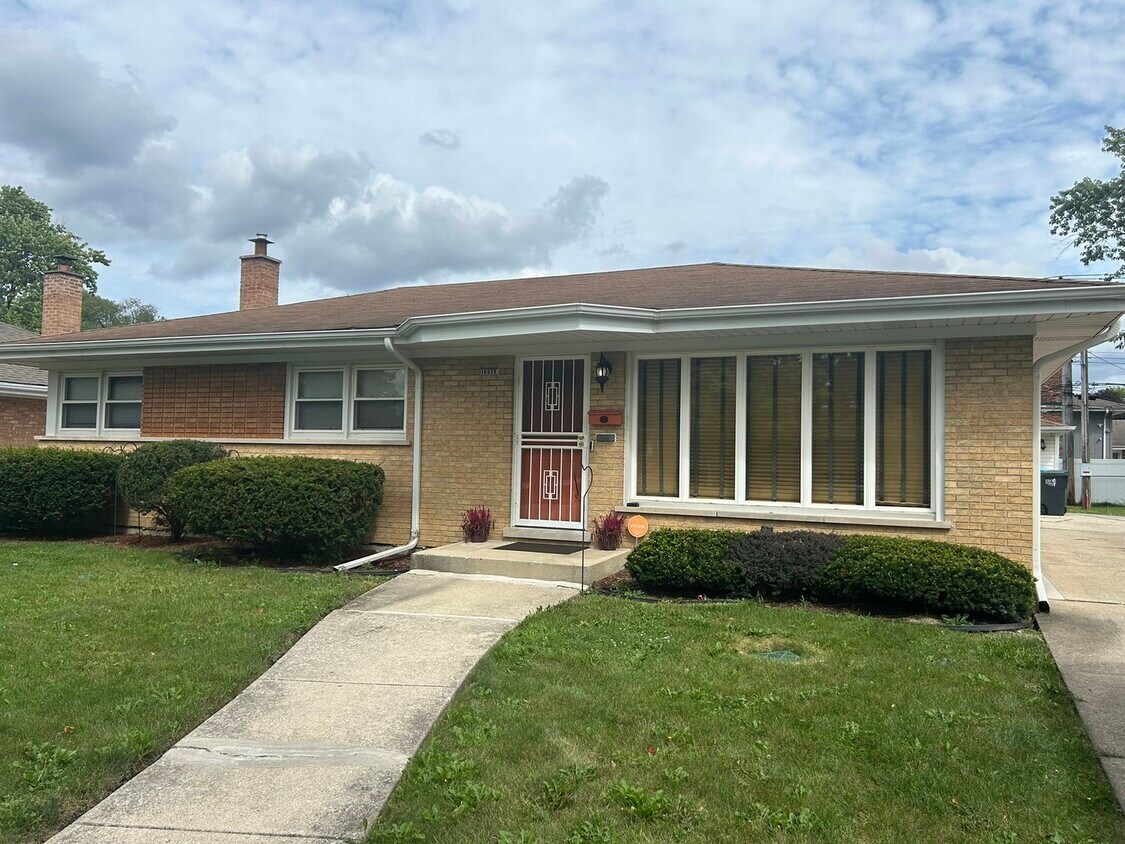Foto principal - 16639 Dobson Ave