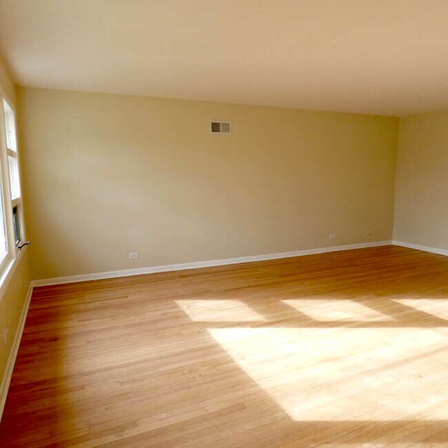 living room - 1332 W Mulloy Dr