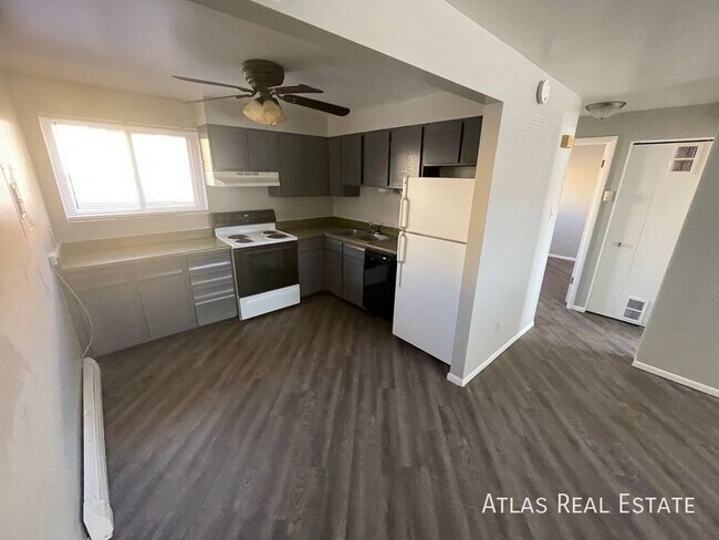 Building Photo - Centrally Located 2 bedroom 1 bath!
