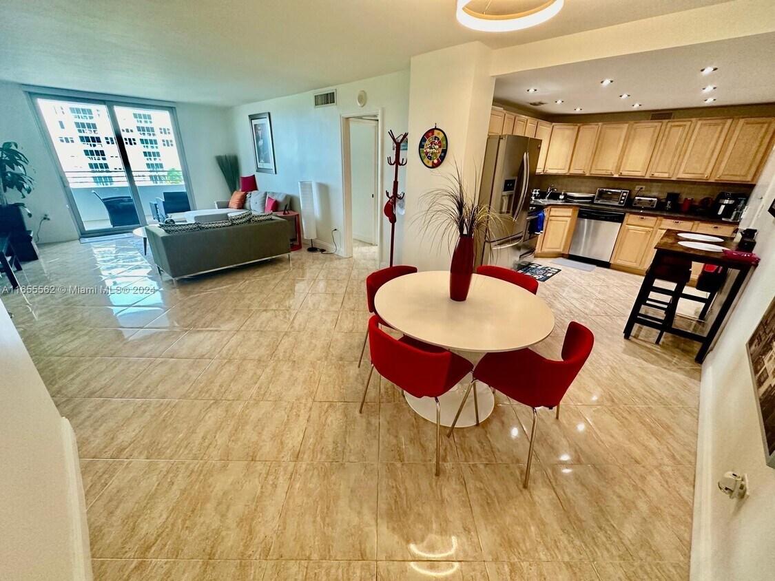 Primary Photo - 5555 Collins Ave