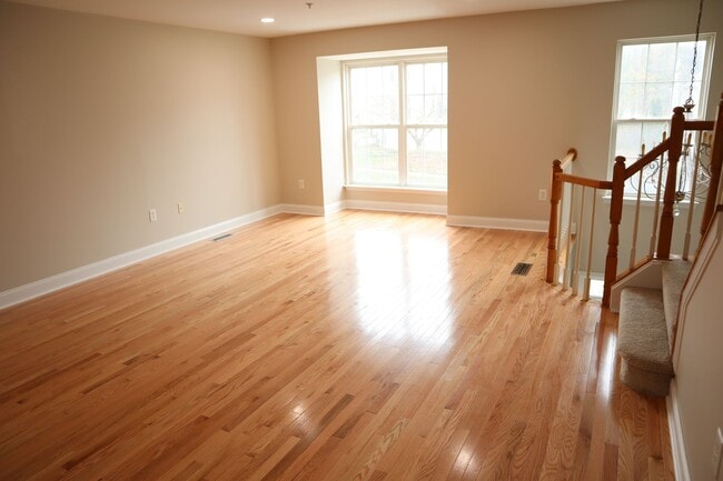 Building Photo - Exquisite Renovated Townhome in Germantown Estates