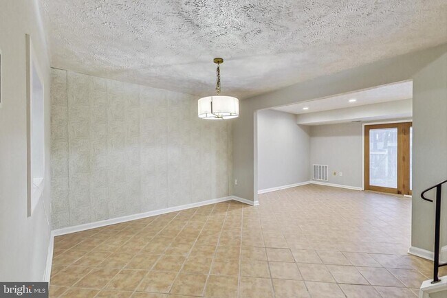 Building Photo - 5739 Independence Cir