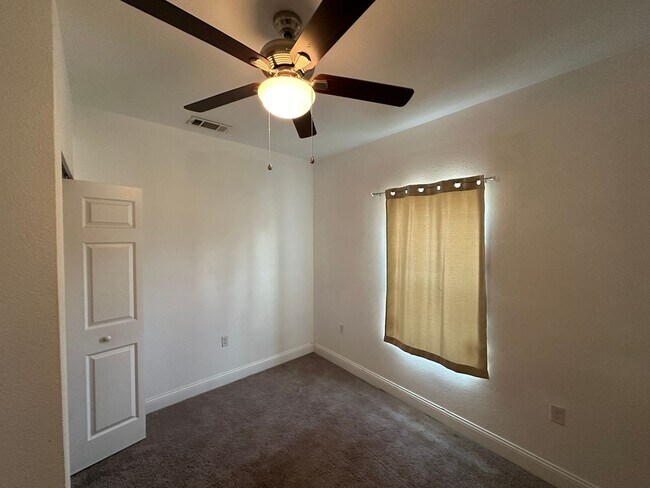 Foto del edificio - 3 Bed 2 Bath Home