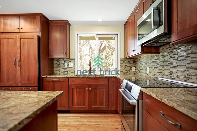 Building Photo - Beautifully Remodeled 4 Bed 2.5 Bath for R...