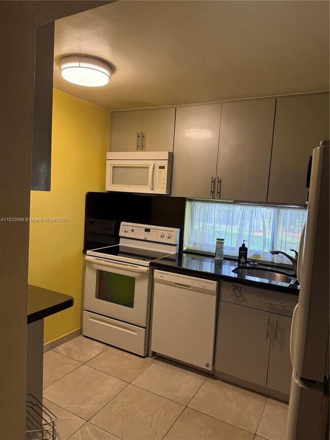 Foto del edificio - 17021 N Bay Rd