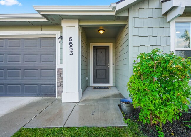 Building Photo - Single Level Living w/Lg Covered Patio & B...