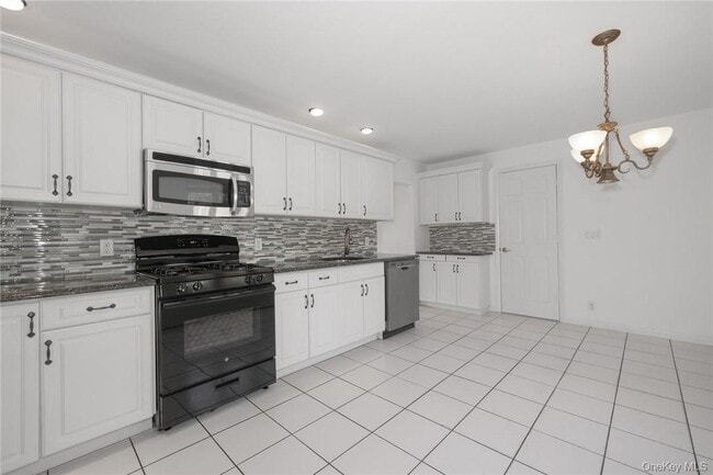 Building Photo - 28 School St