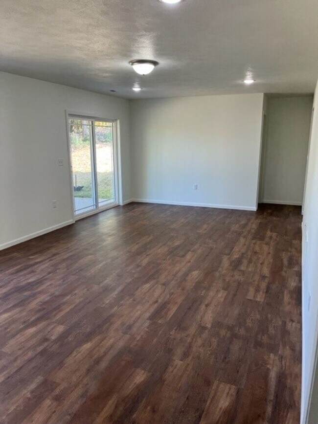 Building Photo - Beautiful 5bed/3bath with Basement!