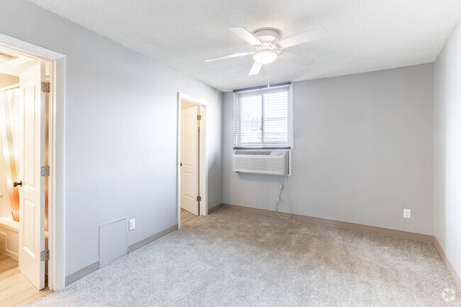 1BR, 1BA - 560SF - Rosecliff Apartments