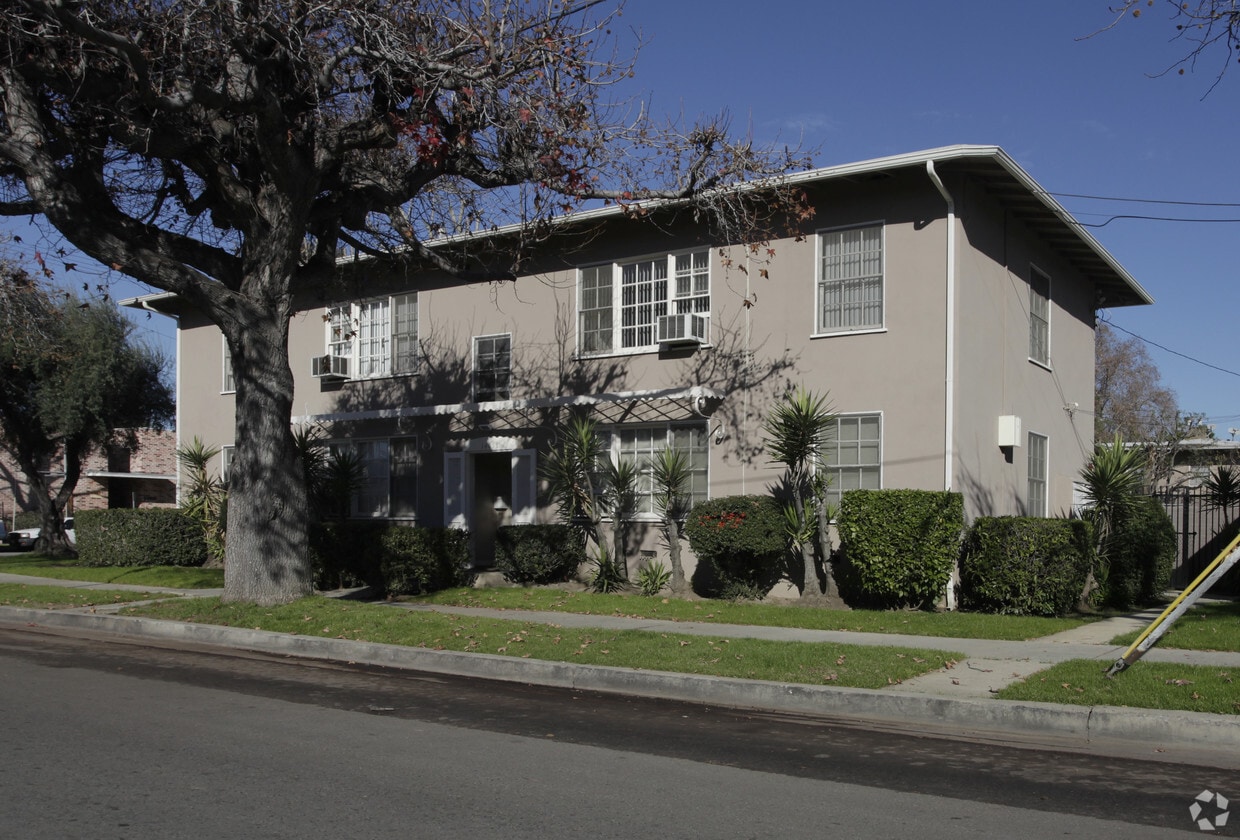 Primary Photo - 5906 Hazeltine Ave