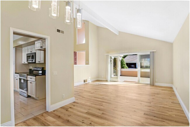 Foto del edificio - 23521 Lochlomond St