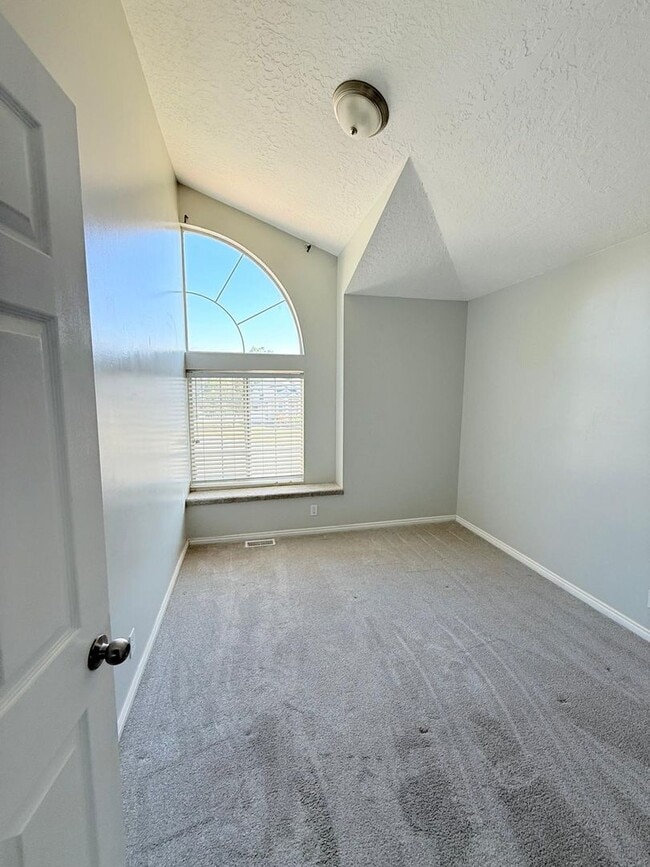 Building Photo - Updated Home in Draper!