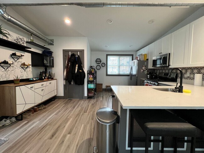 Foto del edificio - Modern 3-Bedroom Retreat with Rooftop View...