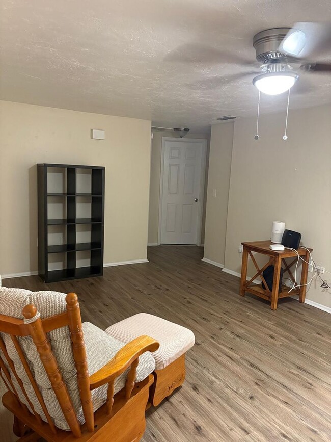 Building Photo - Move-In Ready 3BR/2BA single-Family Home i...