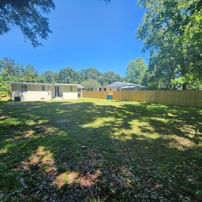 Building Photo - 4158 Lockhart Dr N