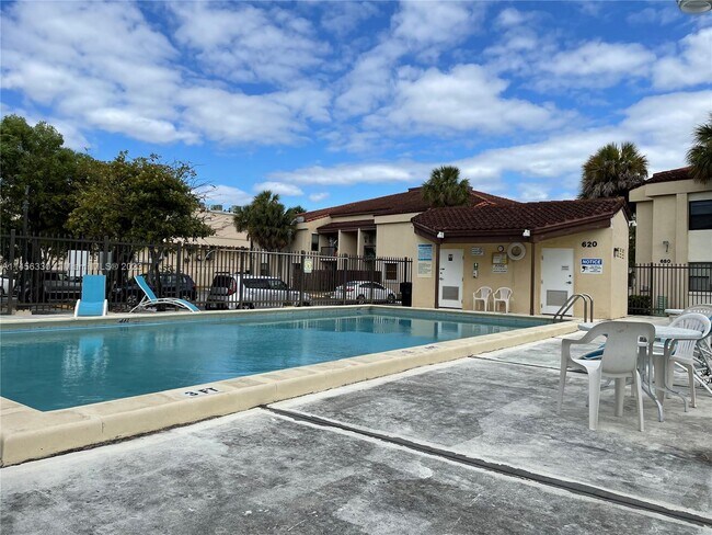 Foto del edificio - 680 W Park Dr