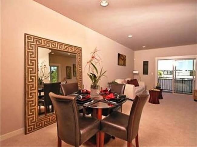 Building Photo - Beautiful townhouse 3 beds 2.5 baths.