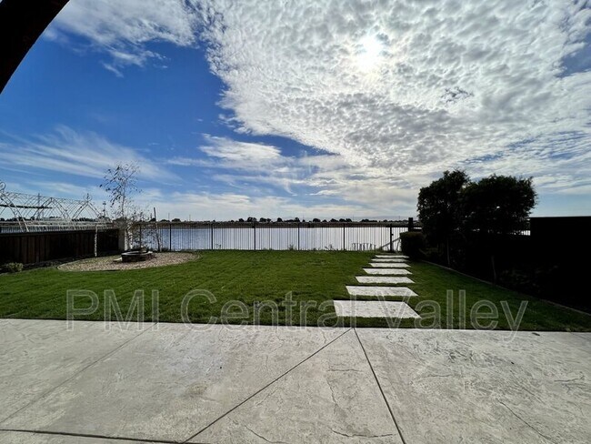 Building Photo - 1080 Mariners Dr