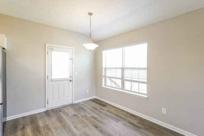 Building Photo - 327 Lake Forest Dr