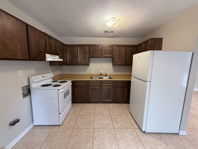 Building Photo - 2 Bedroom 1 Bath in Milton Available for Rent!