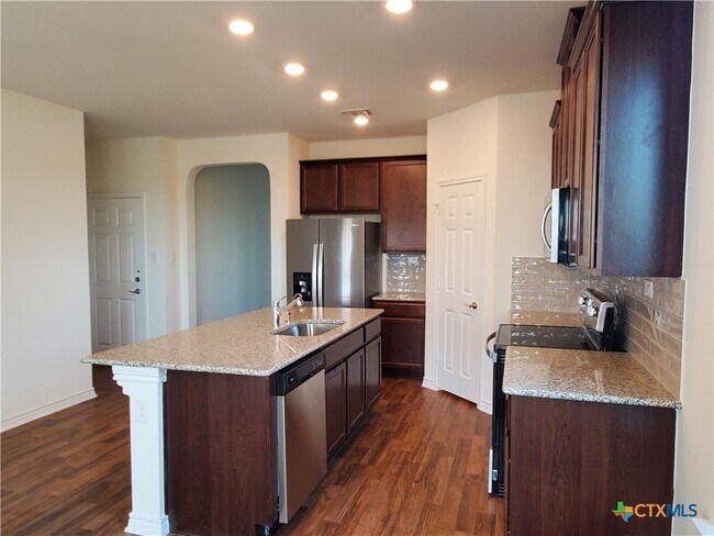 Foto del edificio - 4005 Woodside Dr