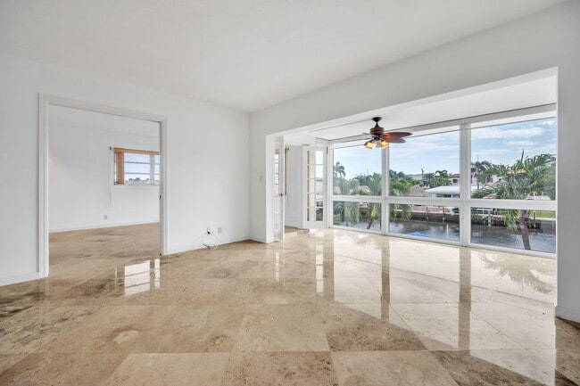 Building Photo - 2400 NE 36th St